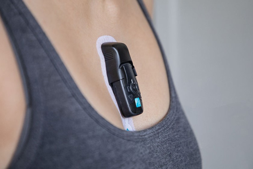 Wearable heart monitoring devices for elderly