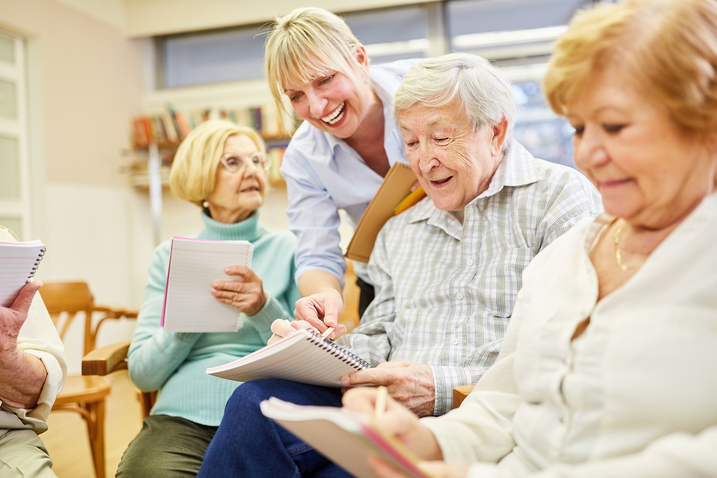 Psychotherapist,Helps,Demented,Seniors,With,Group,Therapy,In,A,Retirement