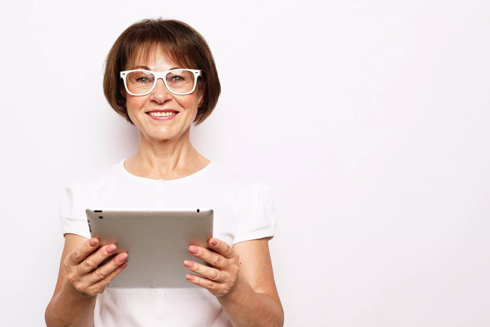 Lifestyle,,Tehnology,And,Old,People,Concept:,An,Elderly,Woman,In